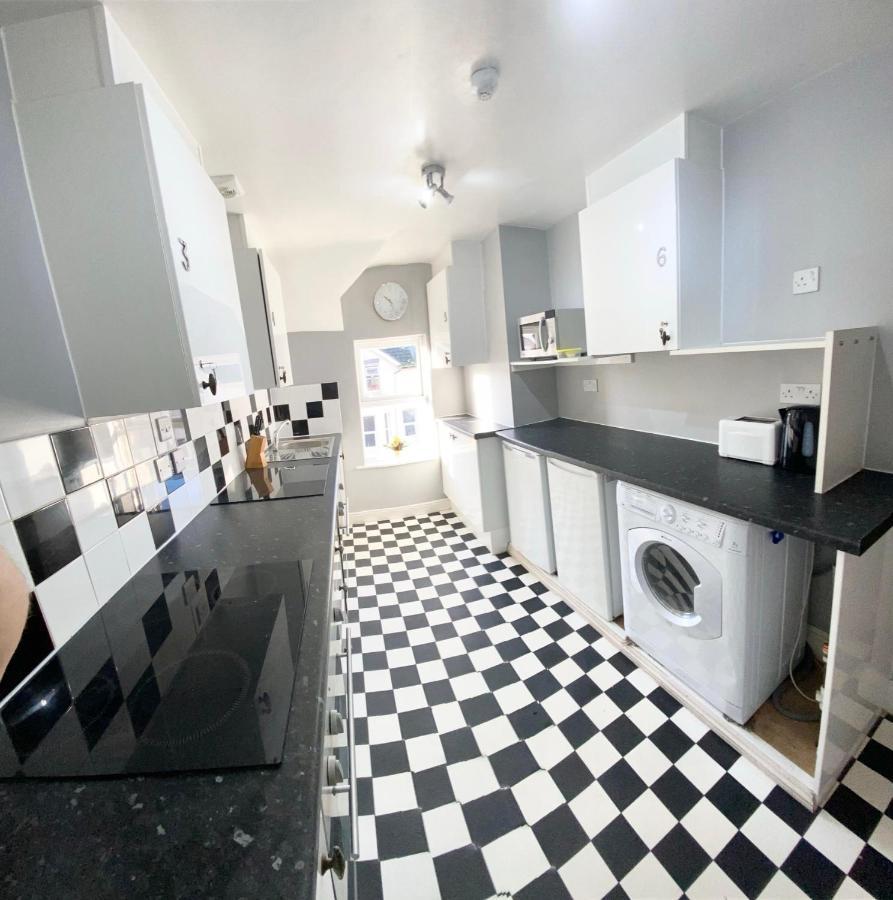 Cloud9 Guest House - By Coastline Retreats - Newly Renovated, Beautiful Ensuite Rooms Near Seafront In Town Centre, Netflix, Superfast Wifi, Communal Kitchen ボーンマス エクステリア 写真