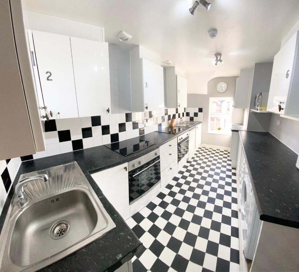 Cloud9 Guest House - By Coastline Retreats - Newly Renovated, Beautiful Ensuite Rooms Near Seafront In Town Centre, Netflix, Superfast Wifi, Communal Kitchen ボーンマス エクステリア 写真