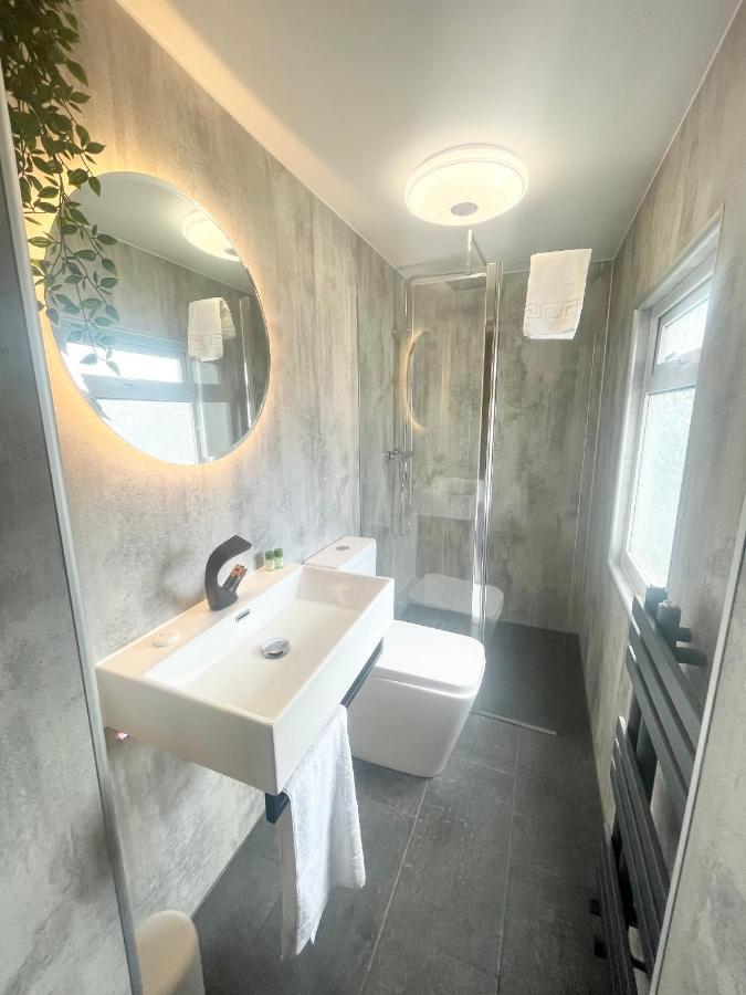 Cloud9 Guest House - By Coastline Retreats - Newly Renovated, Beautiful Ensuite Rooms Near Seafront In Town Centre, Netflix, Superfast Wifi, Communal Kitchen ボーンマス エクステリア 写真