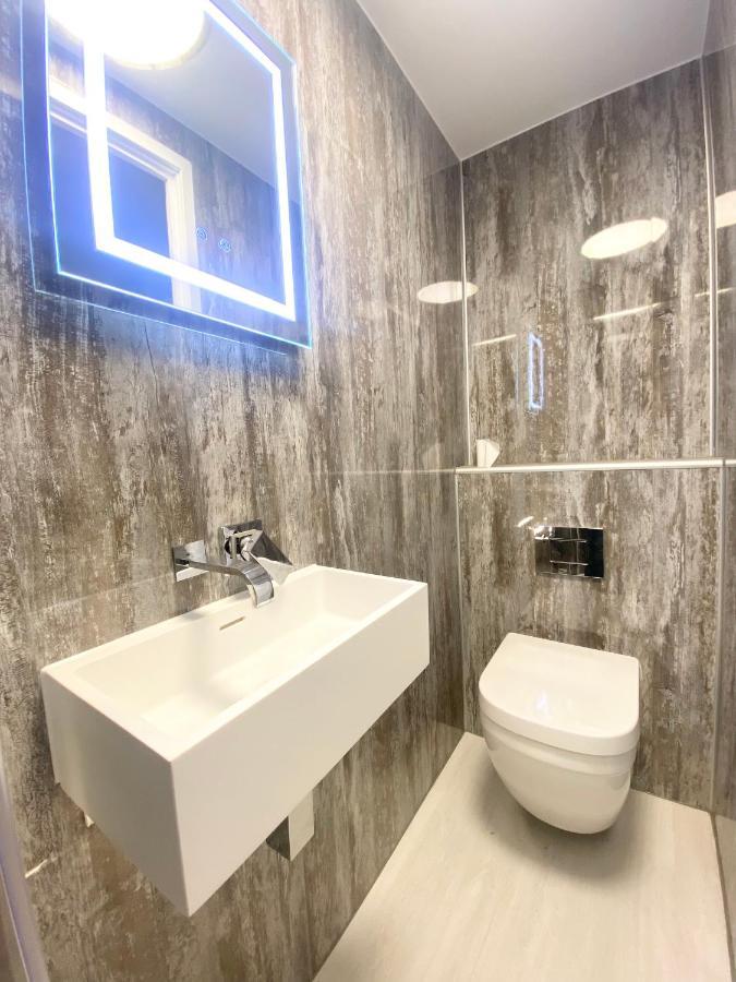 Cloud9 Guest House - By Coastline Retreats - Newly Renovated, Beautiful Ensuite Rooms Near Seafront In Town Centre, Netflix, Superfast Wifi, Communal Kitchen ボーンマス エクステリア 写真
