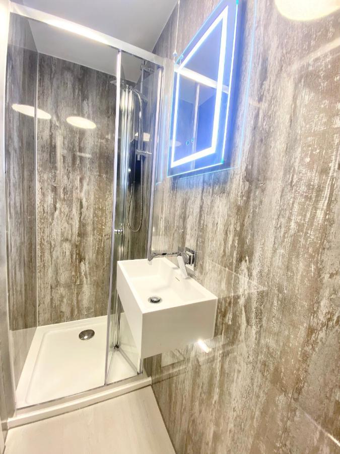 Cloud9 Guest House - By Coastline Retreats - Newly Renovated, Beautiful Ensuite Rooms Near Seafront In Town Centre, Netflix, Superfast Wifi, Communal Kitchen ボーンマス エクステリア 写真