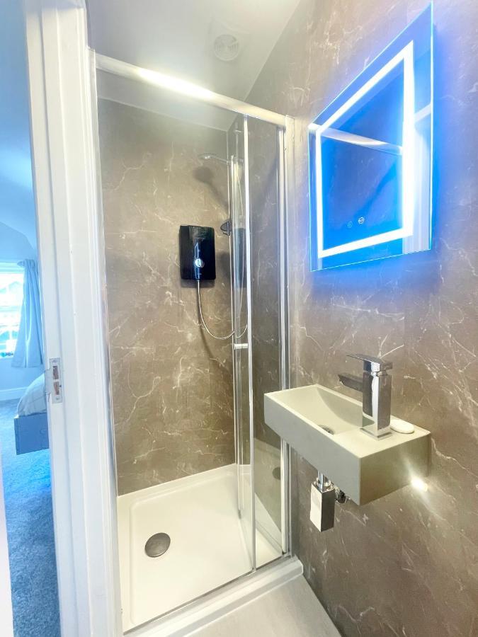 Cloud9 Guest House - By Coastline Retreats - Newly Renovated, Beautiful Ensuite Rooms Near Seafront In Town Centre, Netflix, Superfast Wifi, Communal Kitchen ボーンマス エクステリア 写真