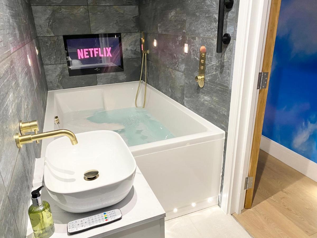 Cloud9 Guest House - By Coastline Retreats - Newly Renovated, Beautiful Ensuite Rooms Near Seafront In Town Centre, Netflix, Superfast Wifi, Communal Kitchen ボーンマス エクステリア 写真
