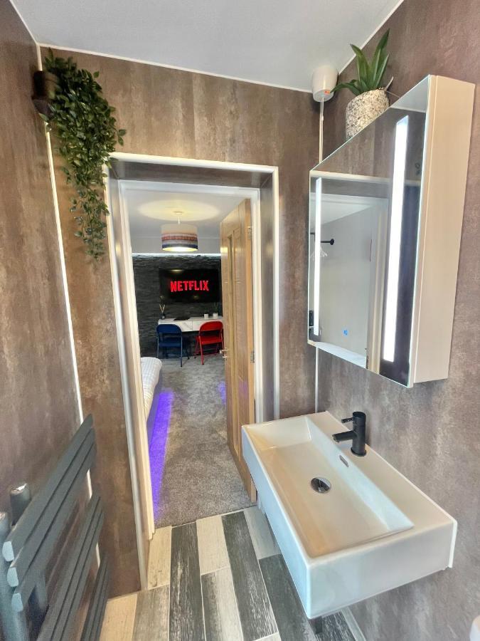 Cloud9 Guest House - By Coastline Retreats - Newly Renovated, Beautiful Ensuite Rooms Near Seafront In Town Centre, Netflix, Superfast Wifi, Communal Kitchen ボーンマス エクステリア 写真