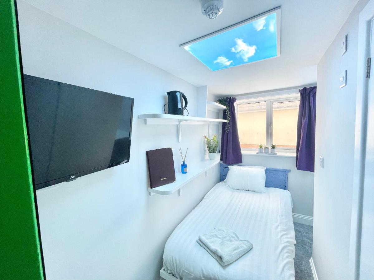 Cloud9 Guest House - By Coastline Retreats - Newly Renovated, Beautiful Ensuite Rooms Near Seafront In Town Centre, Netflix, Superfast Wifi, Communal Kitchen ボーンマス エクステリア 写真